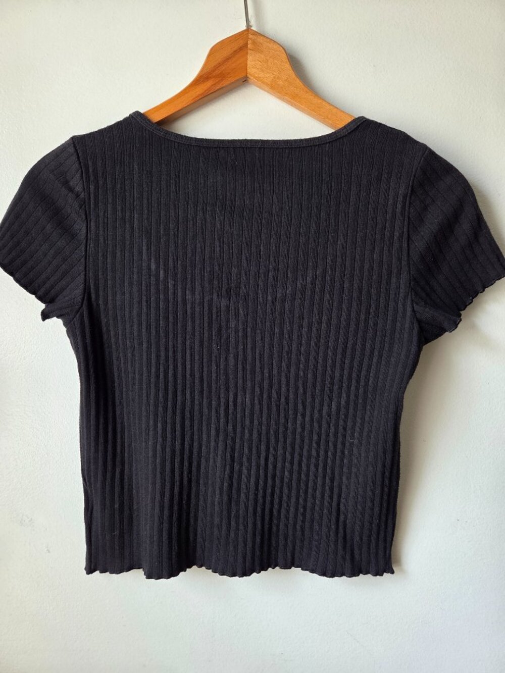 EUC AMERICAN EAGLE RIBBED SCOOP NECK TEE BUTTONED SIZE SMALL - Picture 3 of 12